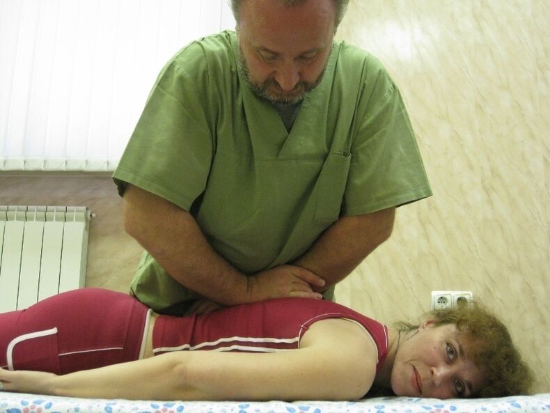 Eine Frau unterzieht sich einem Massagekurs, um thorakale Osteochondrose zu beseitigen
